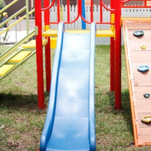 parques infantiles metálicos Colombia estructura galvanizada columpios toboganes